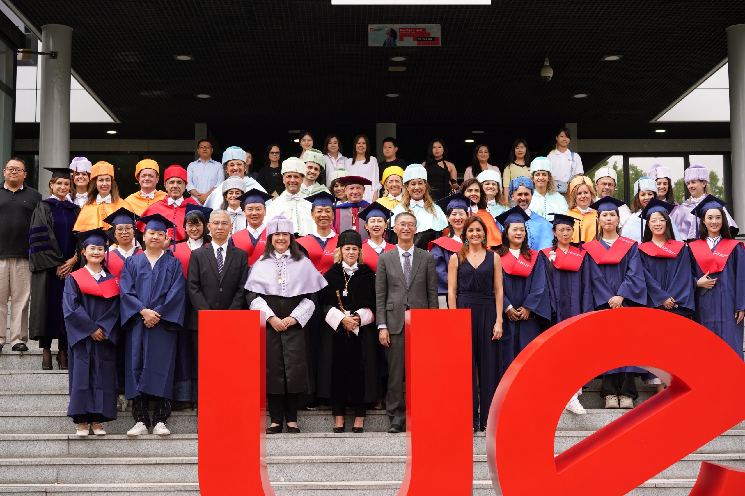 在线中文硕士学生赴马德里欧洲大学参加毕业典礼，探索欧洲教育的独特魅力